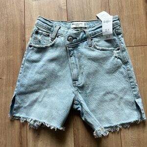 [NEW W/ TAGS] Abercrombie High-Rise Dad Short w/ Asymmetrical Button